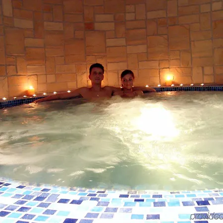 Atrium Hotel - Family Friendly 